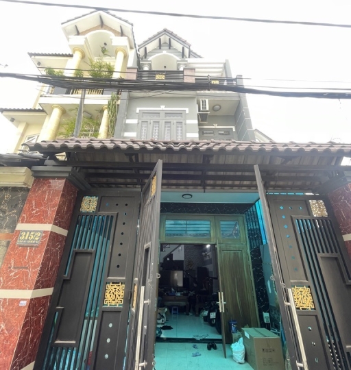 Bán Nhà HXH 1 Trục Thẳng Quận 12 – 64m² Sổ Vuông A4 – 1 Trệt 2 Lầu Sân Thượng – Tặng Full Nội Thất